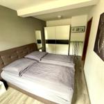 Ruhiges Schlafzimmer mit Boxspringbett in der Ferienwohnung Harztraum an der alten Stadtmauer in Blankenburg