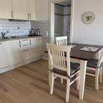 Esstisch  mit Küchenzeile, Ceranfeld 4, Geschirrspüler, Kühlschrank mit Eisfach