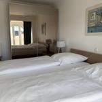 großer Kleiderschrank mit Tresor