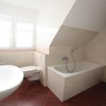 Badezimmer mit Dusche und Badewanne