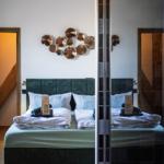 Doppelbett mit grünem Kopfteil und Wanddekoration