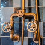 Antik-ähnliche Duscharmaturen an einer Fliesenwand