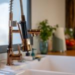 Küchenarmatur mit Schlauchhahn über weißem Spülbecken