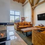 Wohnzimmer mit Kamin, Sofa und Fernseher