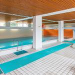 Innenpool mit Whirlpool und Holzdecke