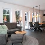 Wohn- und Essbereich mit Sofa, Tisch und Küchenzeile.