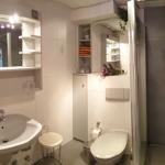 Badezimmer mit Dusche, Waschbecken und Toilette.