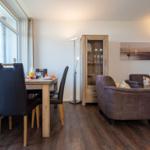 Essbereich mit Tisch und Stühlen, Wohnbereich mit Sofa und Couchtisch