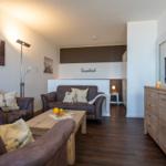 Wohnzimmer mit Sofa, Couchtisch und Fernseher