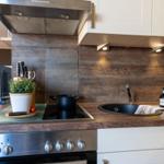 Küche mit Holzoptik, Herd, Spüle und Küchenzeile