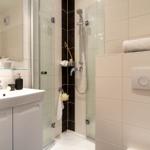 Badezimmer mit Dusche, Waschbecken und Toilette