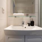 Bad mit Waschbecken, Spiegel und Dusche