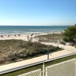 Blick von Balkon auf Strand und Meer mit Dünen und Weg