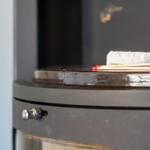 Feuerstelle mit Käse und Streichhölzern