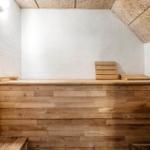 Sauna mit Holzbank und Sitzbänken an der Wand