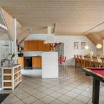 Küche mit Essbereich und Billardtisch im Haus.
