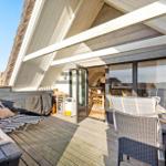 Terrasse mit Sitzgelegenheiten und Blick ins Haus