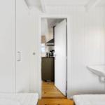 Schlafzimmer mit Doppelbett, Spiegelschrank und Waschbecken