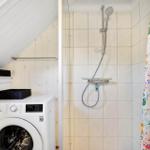 Waschmaschine unter Dachschrägen, Dusche mit buntem Duschvorhang