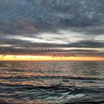 Sonnenuntergang über dem Meer beim Feriendorf