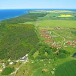 Das Feriendorf liegt unmittelbar hinter dem Küstenwald