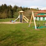 Im Feriendorf gibt es mehrere Spielplätze