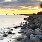 Blick vom nahen Naturstrand am Ende der Straße (15 Fußminuten) mit Steilküste auf die Fehmarnsundbrücke