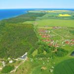 Lage des Feriendorfes unmittelbar hinter dem Küstenwald