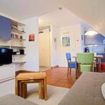 Blick vom Sofa Richtung Essplatz, Küche und Eingangsbereich