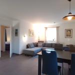 Der Wohnraum mit Küche und Blick Richtung Schlafzimmer