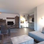 Wohn- und Essbereich mit Küche im Hintergrund