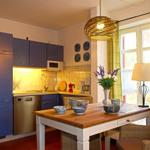 Der Essplatz am Fenster, dahinter die gut ausgestattete Küche