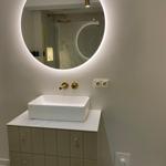 Bad mit runden Spiegel, Waschbecken und Dusche