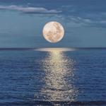 Große Mondfinsternis über dem Meer mit Reflexion