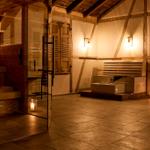 Sauna mit Holzbank und Dusche im rustikalen Stil.