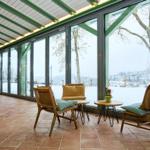 Terrasse mit Sitzgruppe und Blick auf verschneite Landschaft