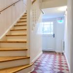 Hausflur mit Treppe und kariertem Boden