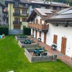 Haus mit Garten, Terrassen und Kinderspielplatz.