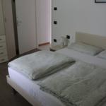 Schlafzimmer mit Doppelbett, Nachttisch und Kleiderschrank.