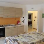 Küche mit Essbereich und Blick in das Badezimmer