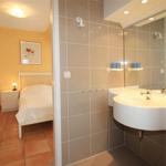 Praktisch: Der direkte Übergang vom Bad ins Schlafzimmer