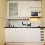 Die voll ausgestattete Küche: 2 Platten Ceranfeld, Geschirrspüler und Mikrowelle lassen die Herzen von Hobbyköchen höher schlagen