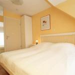 Genügend Platz für den Kofferinhalt versteckt sich im großen Kleiderschrank