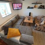 Das Mobiliar bitte nicht nach außen tragen im Häuschen belassen !!