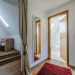 Höhlenwohnung mit Blick auf Dachboden, Bad und Spiegel