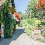 Pflanzengestützter Eingang mit Kiesweg und kleinem Teich