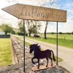 Holzschild mit Pferd zeigt den Lieblingsplatz an.