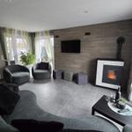 Wohnzimmer mit Kamin, TV und Sitzgelegenheiten