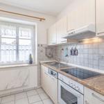 Küche mit Fenster und Dunstabzug...