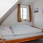 Schlafzimmer mit Doppelbett...